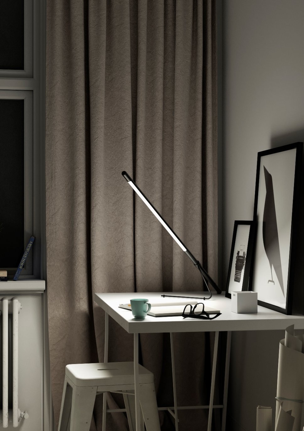 Moderne Tischleuchte steht auf Schreibtisch