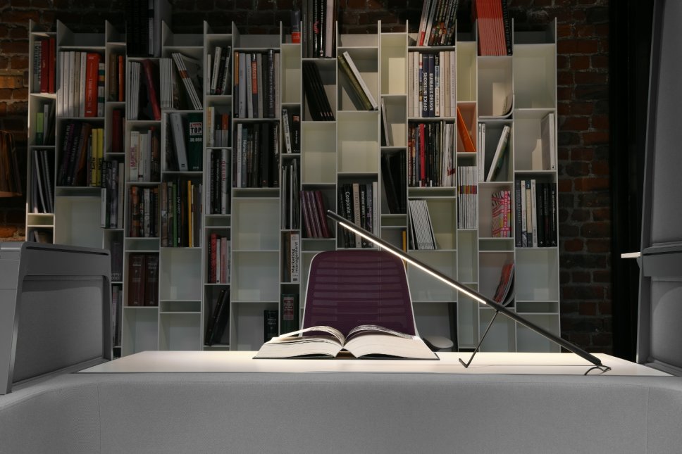 Moderne Tischleuchte steht auf Schreibtisch