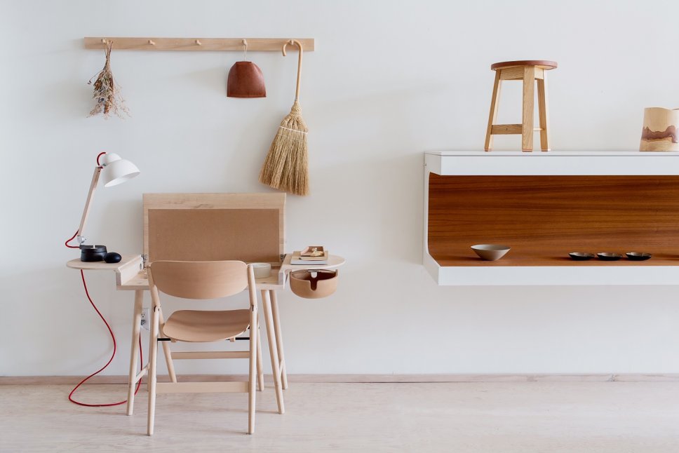 Moderne Tischleuchte steht auf Schreibtisch