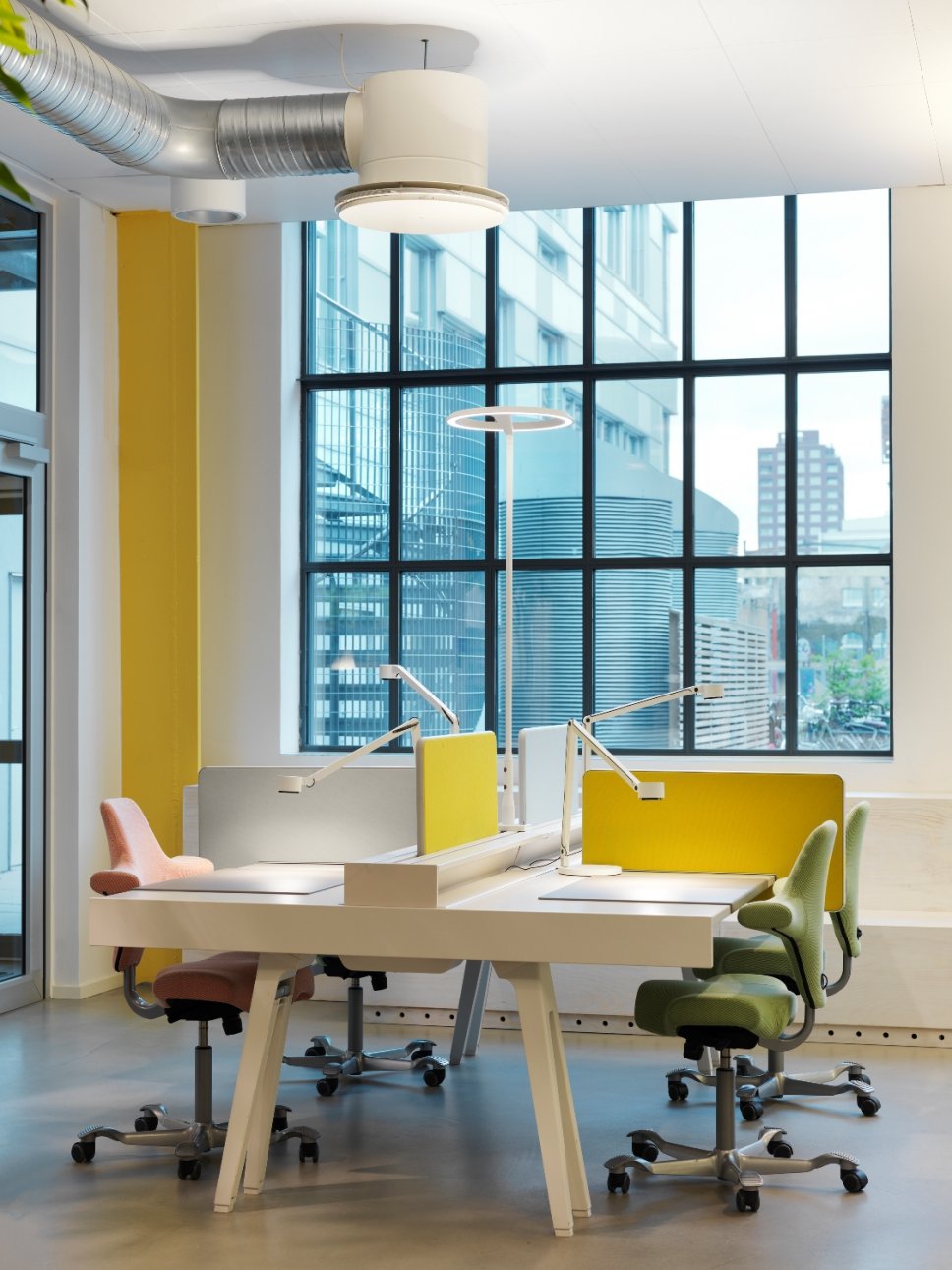 Moderne Tischleuchte steht auf Schreibtisch