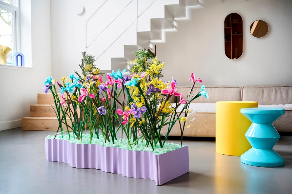 Moderner Wohnraum mit lila Blumenkasten gefüllt mit Iris