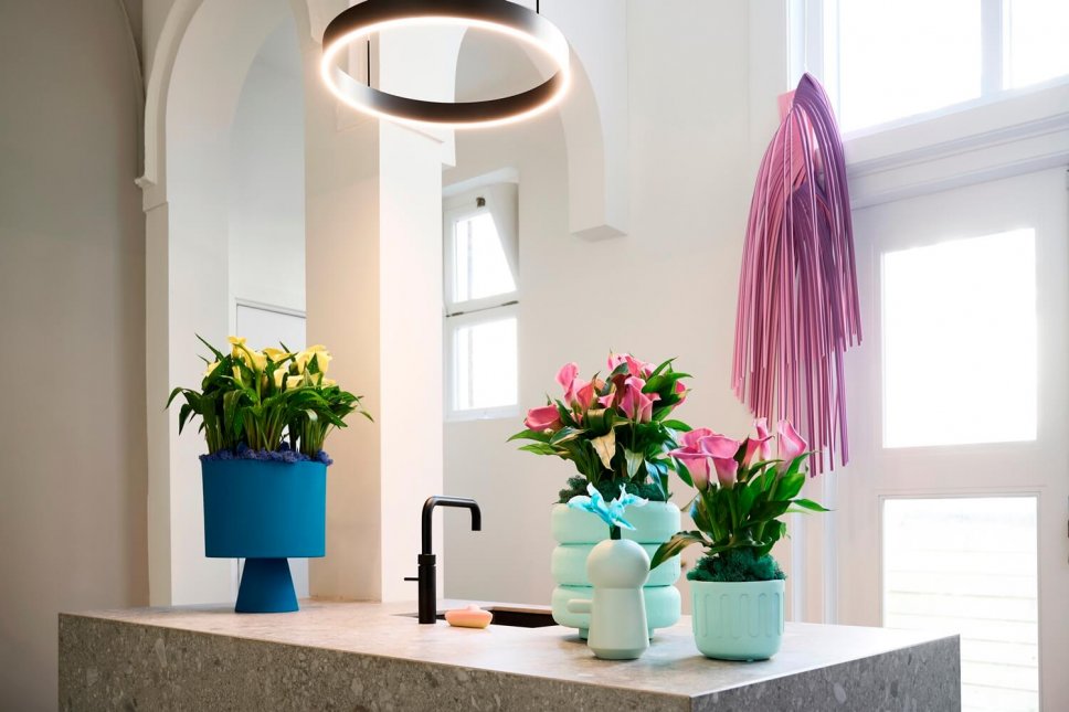 Modernes Badezimmer mit blauen Blumentöpfen, gefüllt mit Calla