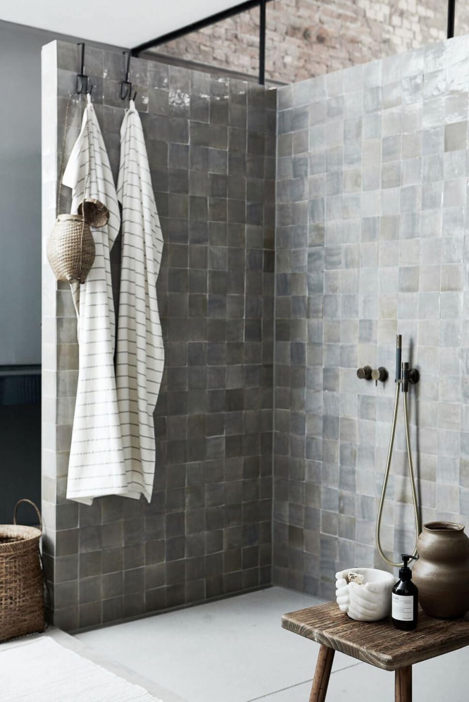 Offene Dusche mit grauen Fliesen