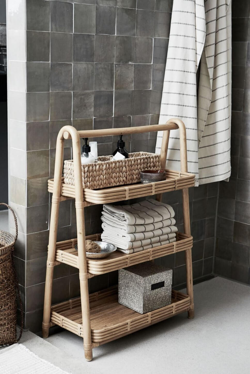 Kleines Bambusregal in offener Dusche mit grauen Fliesen