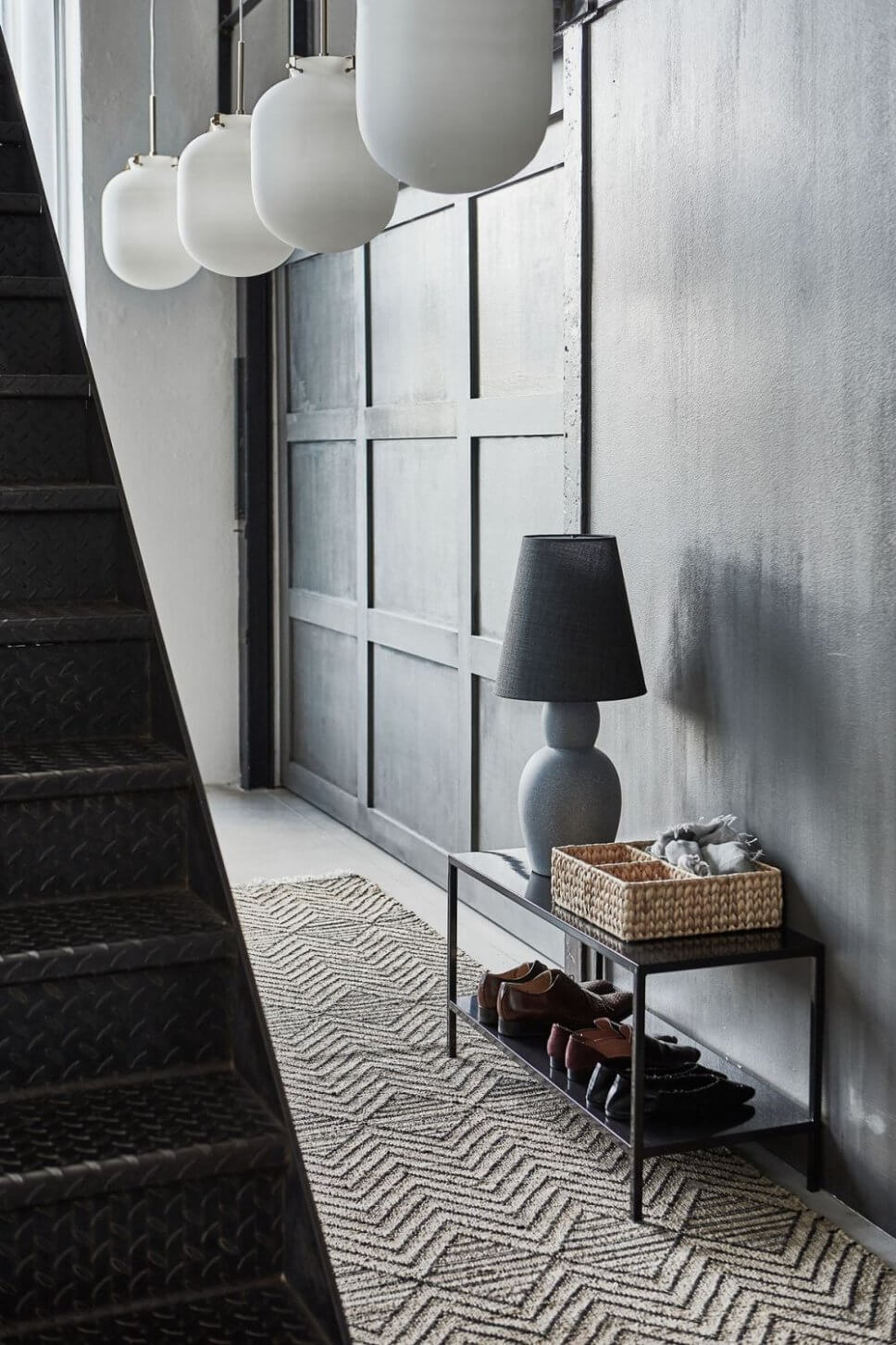 Stahlkonsole vor Industrieschiebetür im Loft