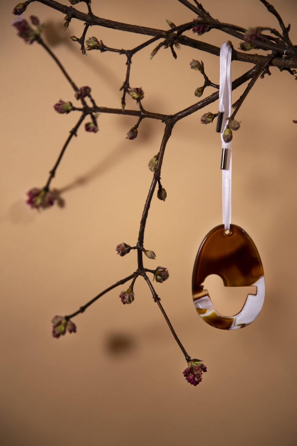 Osterei hängt am Osterstrauch