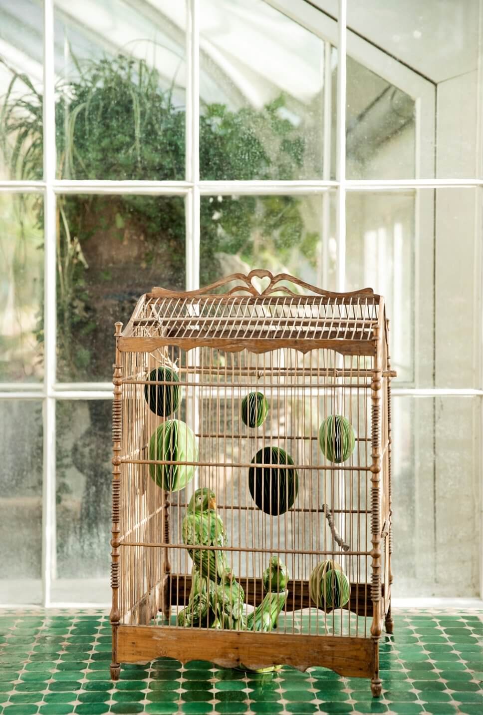 Honeycomb-Ostereier hängen in einem Vogelkäfig aus Holz