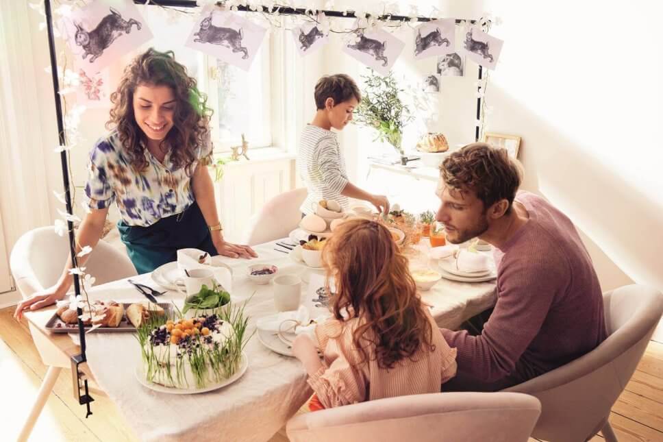 Festlich gedeckter Tisch mit Oster- und Frühlingsdeko