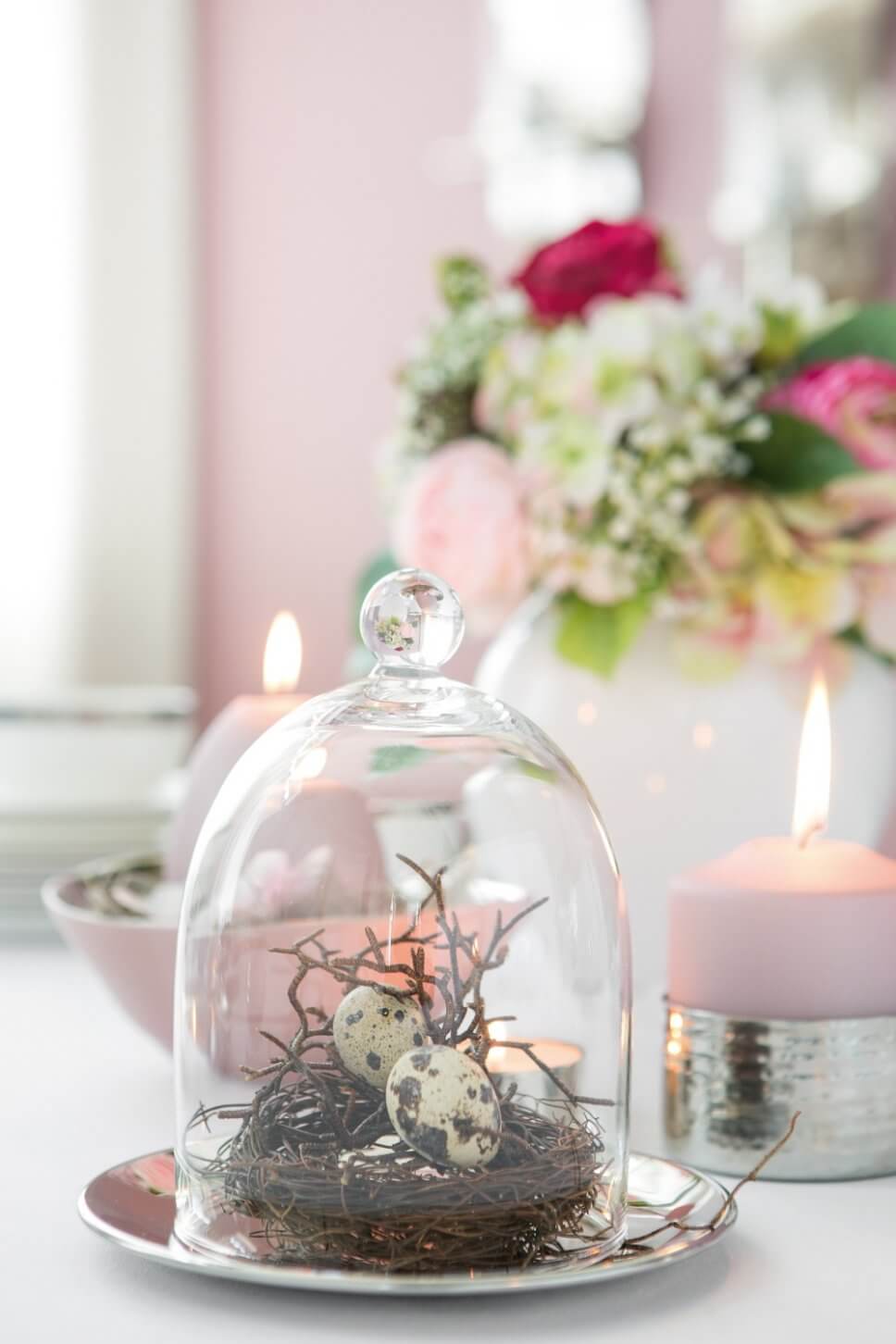 Österlich dekorierter Tisch mit rosa Kerzen