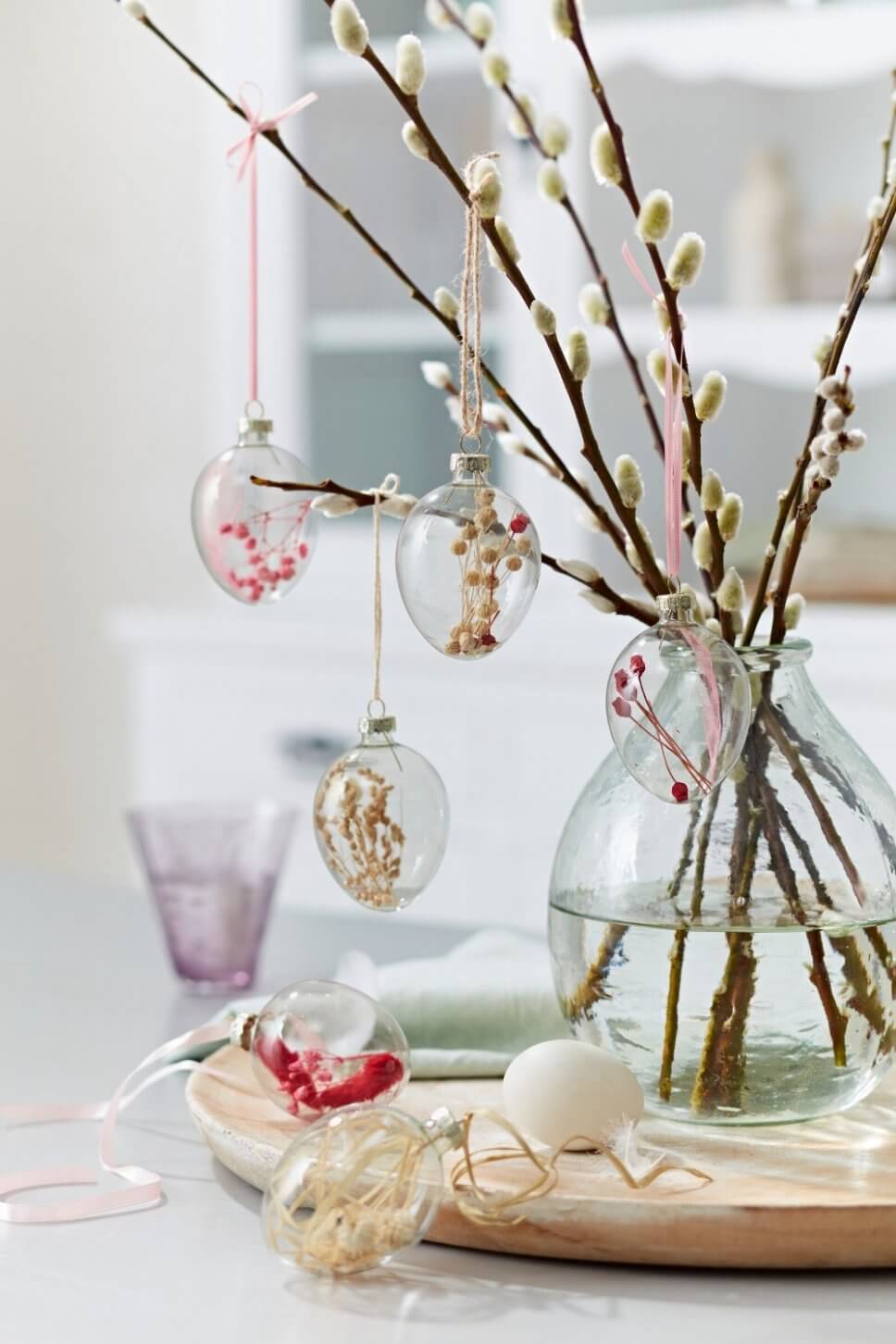 Ostereier hängen am Osterstrauch