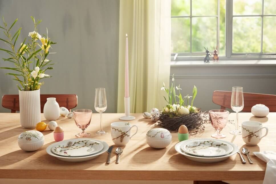 Festlich gedeckter Tisch mit Oster- und Frühlingsdeko