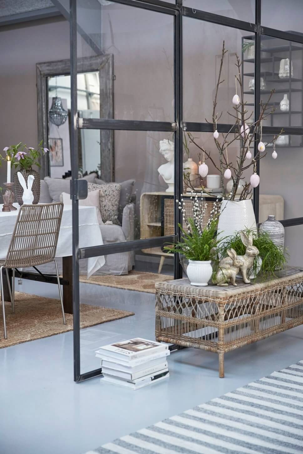 Skandinavisch eingerichtetes Esszimmer mit Osterdeko und Osterstrauch