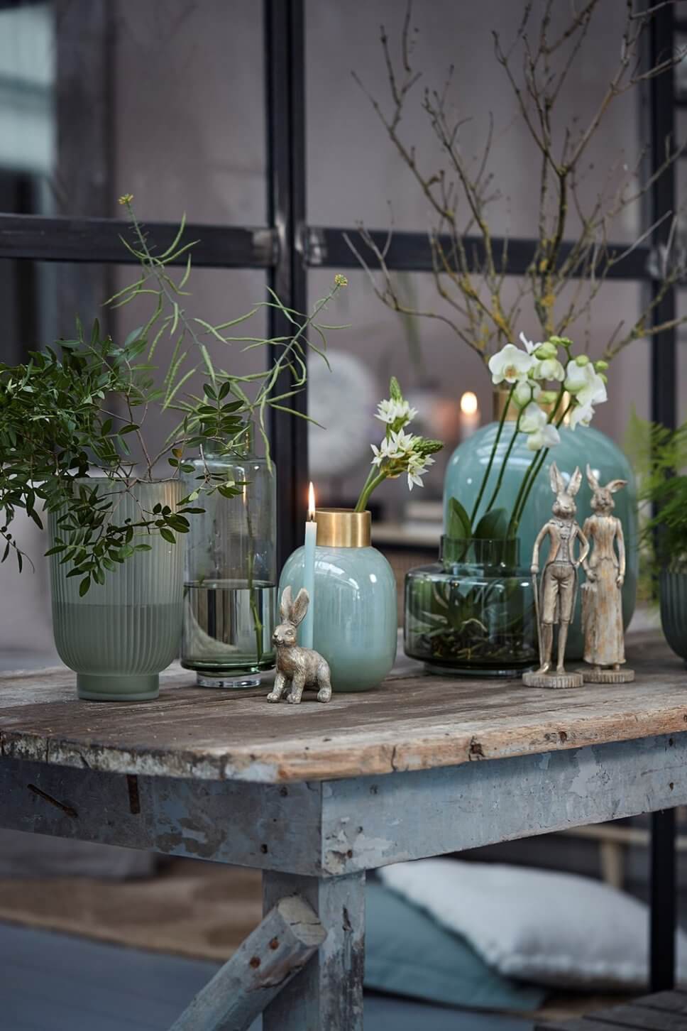 Skandinavisch eingerichtetes Esszimmer mit Osterdeko und Osterstrauch