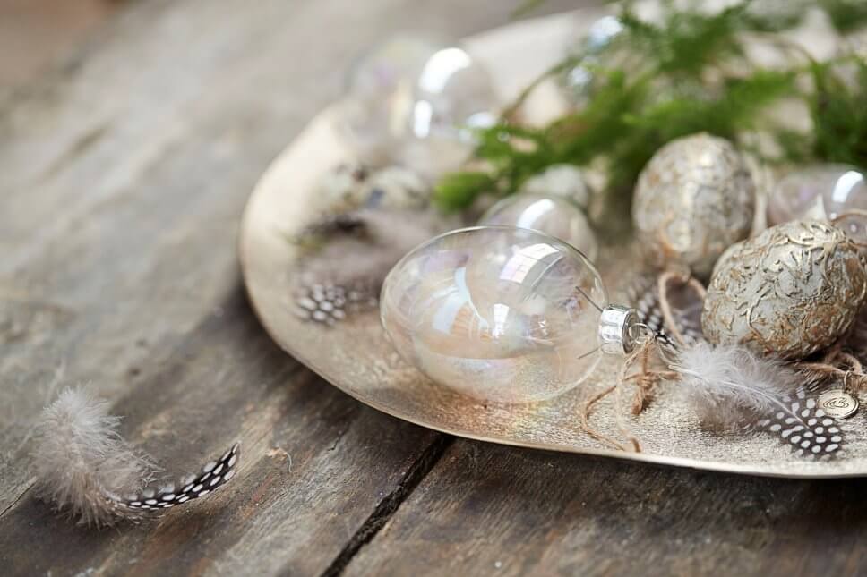 Ostereier liegen auf Metallteller