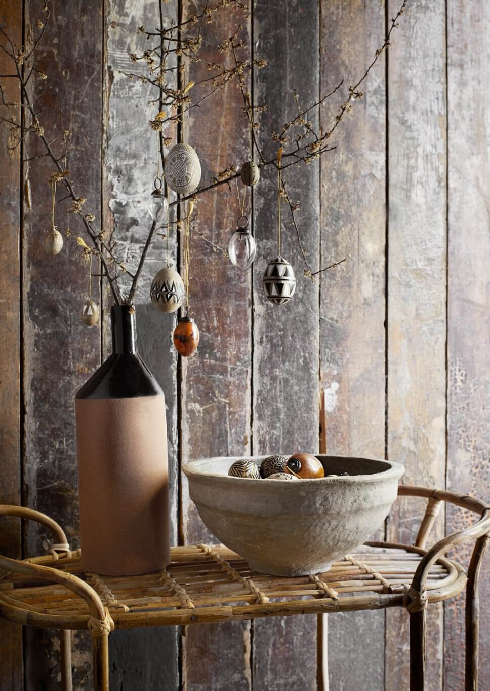 Ostereier hängen am Osterstrauch