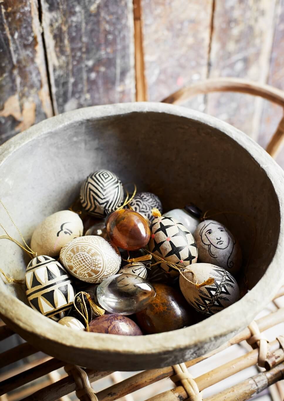 Ostereier liegen in Keramikschale