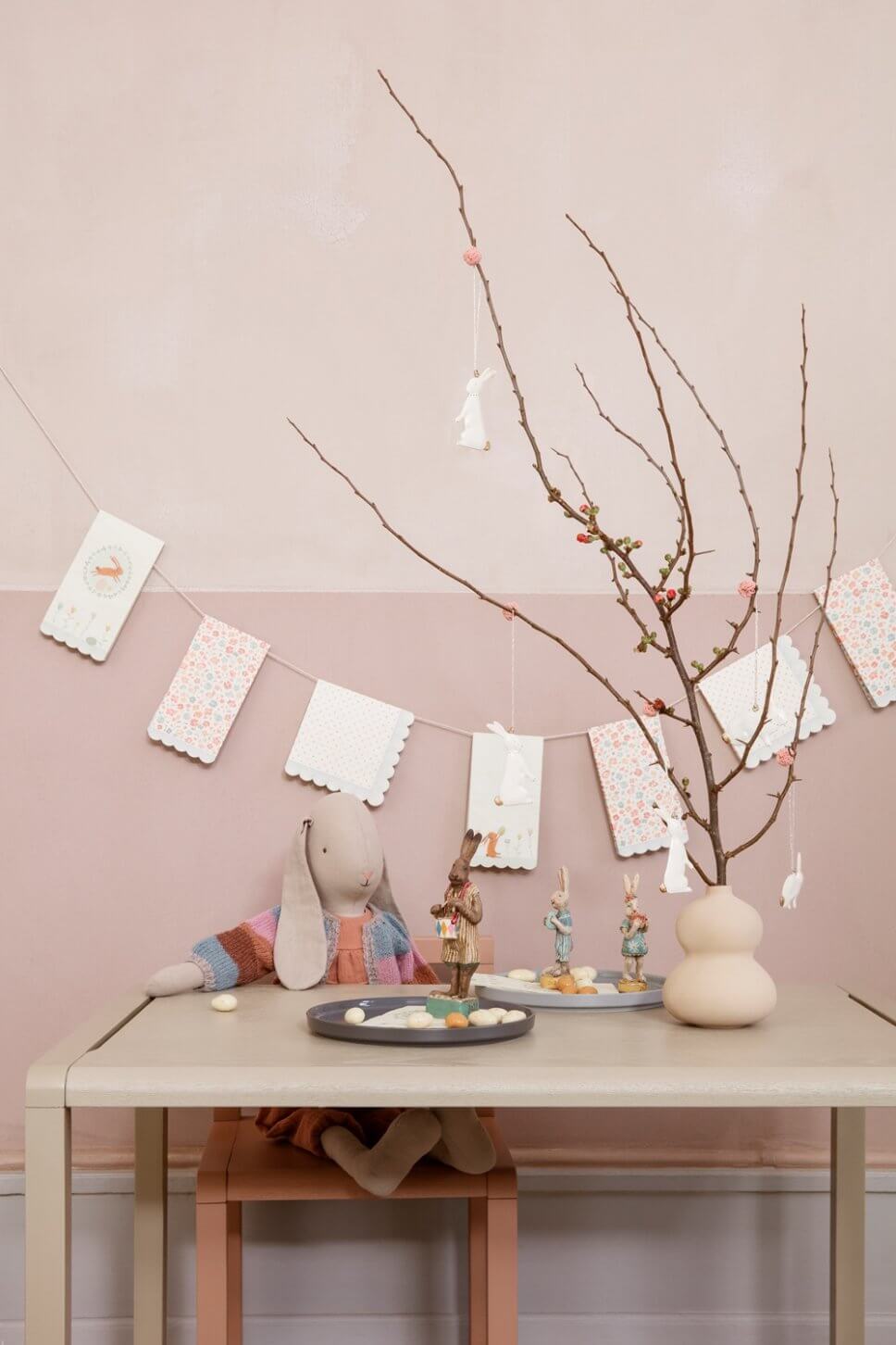 Österlich dekorierter Tisch