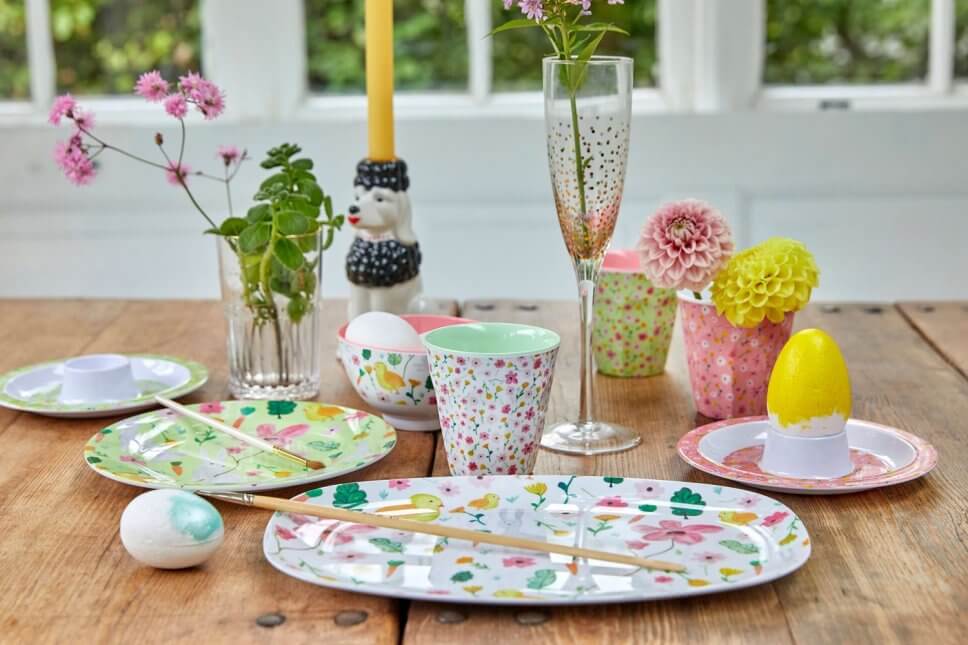 Österlich dekorierter Tisch mit buntem Geschirr