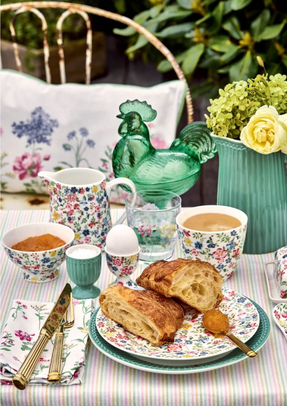 Festlich gedeckter Tisch mit Oster- und Frühlingsdeko