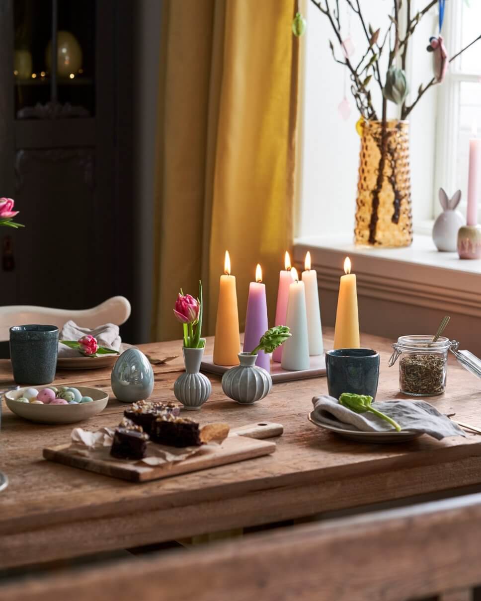 Österlich dekorierter Tisch