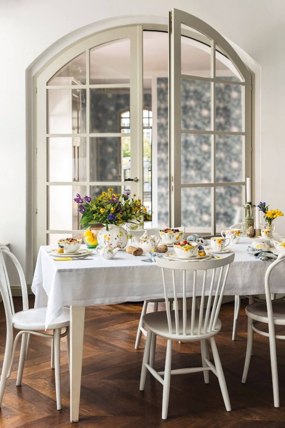 Festlich gedeckter Tisch mit Oster- und Frühlingsdeko