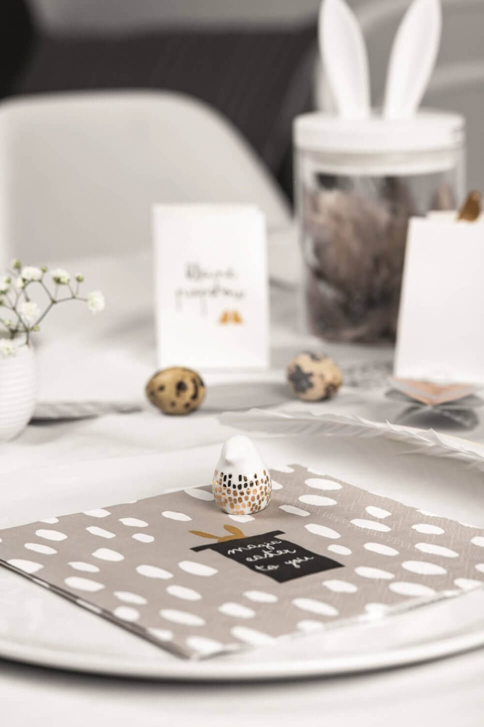 Festlich gedeckter Tisch mit Oster- und Frühlingsdeko