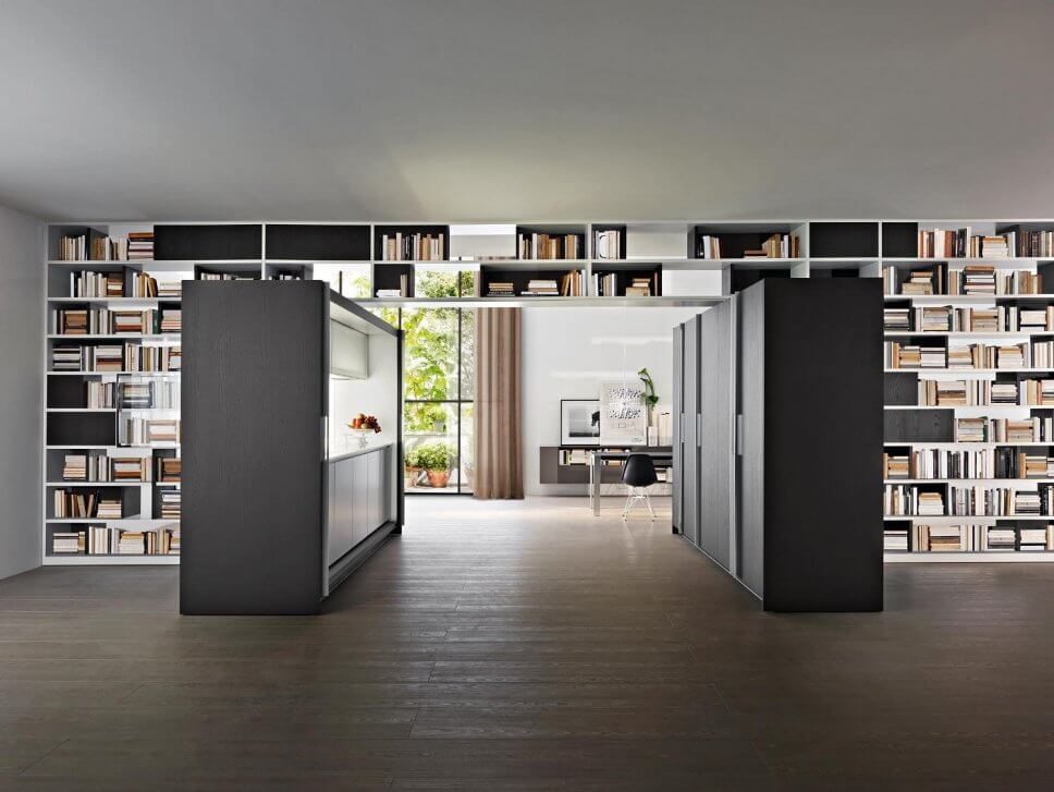 Moderne offene Küche als Raum im Raum-Konzept mit integrierter Speisekammer und Esstisch