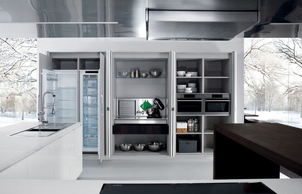 Moderne offene Küche mit Kochbereich hinter geöffneten Falttüren, Kücheninsel und Esstheke