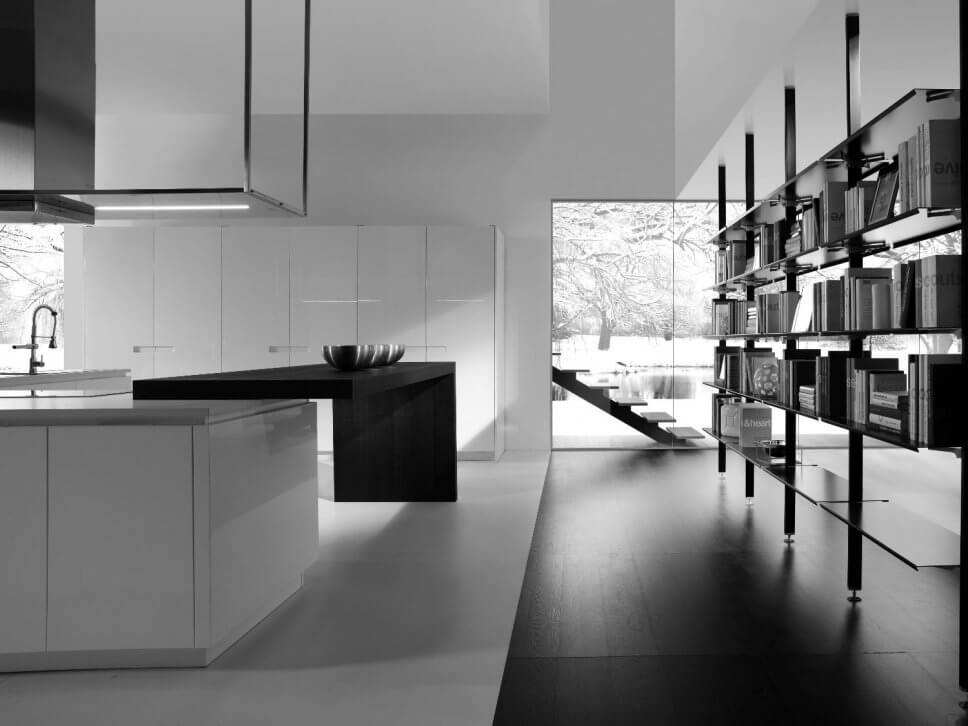 Moderne offene Küche mit Kochbereich hinter geöffneten Falttüren, Kücheninsel und Esstheke