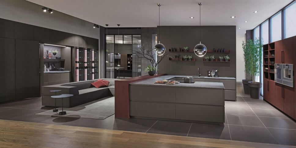 Moderne offene Küche mit Kochbereich hinter geöffneten Falttüren, Kücheninsel und Sofa