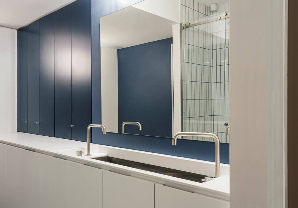 Großes Modernes Duschbad mit Kassettenfronten, weißen Schränken, offener Dusche, Wandtoilette, weißen Fliesen, Porzellanfliesen, blauer Wandfarbe, Zementfliesen, Unterbauwaschbecken, blauem Boden und weißer Waschtischplatte in Mailand