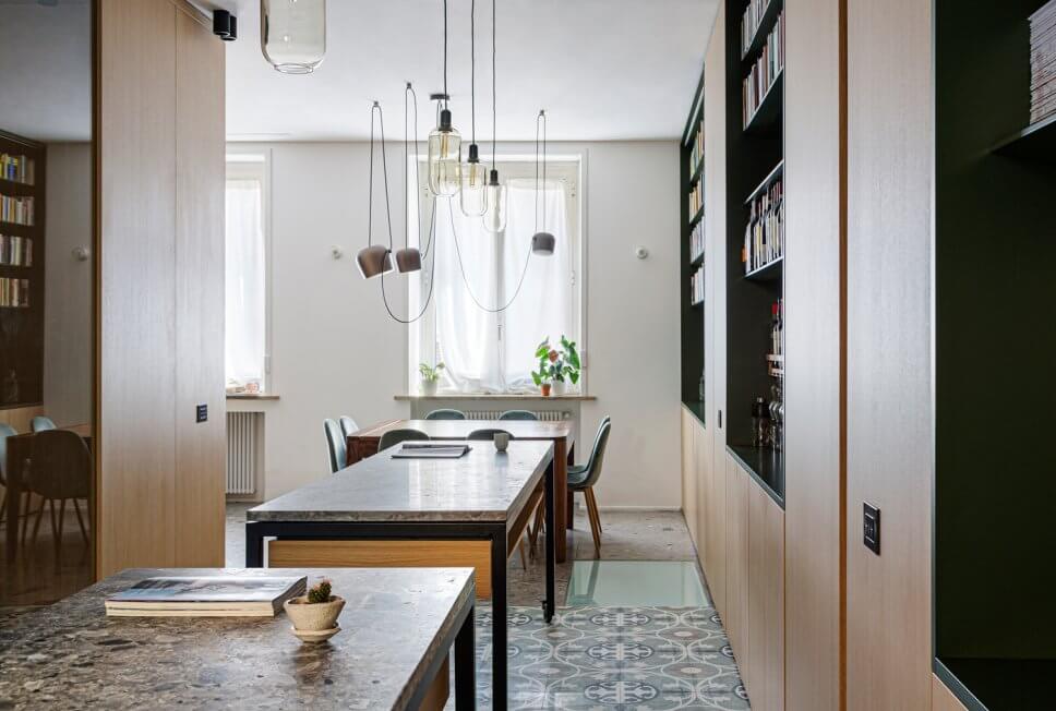 Zweizeilige, Große Moderne Wohnküche mit integriertem Waschbecken, Kassettenfronten, hellen Holzschränken, Marmor-Arbeitsplatte, Küchengeräten aus Edelstahl, Marmorboden, zwei Kücheninseln, buntem Boden und grauer Arbeitsplatte in Mailand