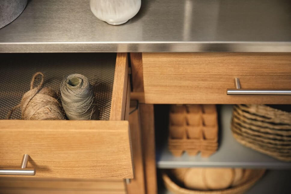 Gartenwerkzeug in Schubladen eines Holzschranks auf Terrasse