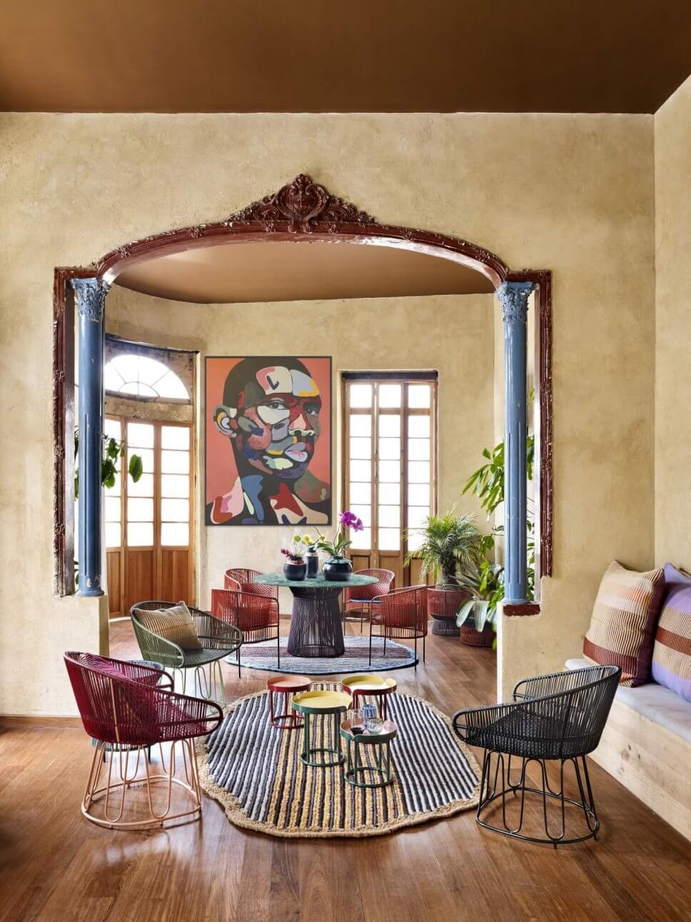 Wohnraum mit Sesseln aus buntem Geflecht in einem kolumbianischen Kolonialhaus