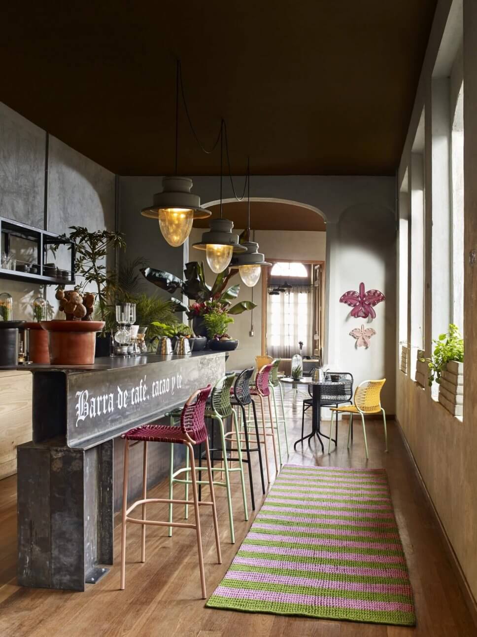 Bar mit Barhockern aus buntem Geflecht in einem kolumbianischen Kolonialhaus
