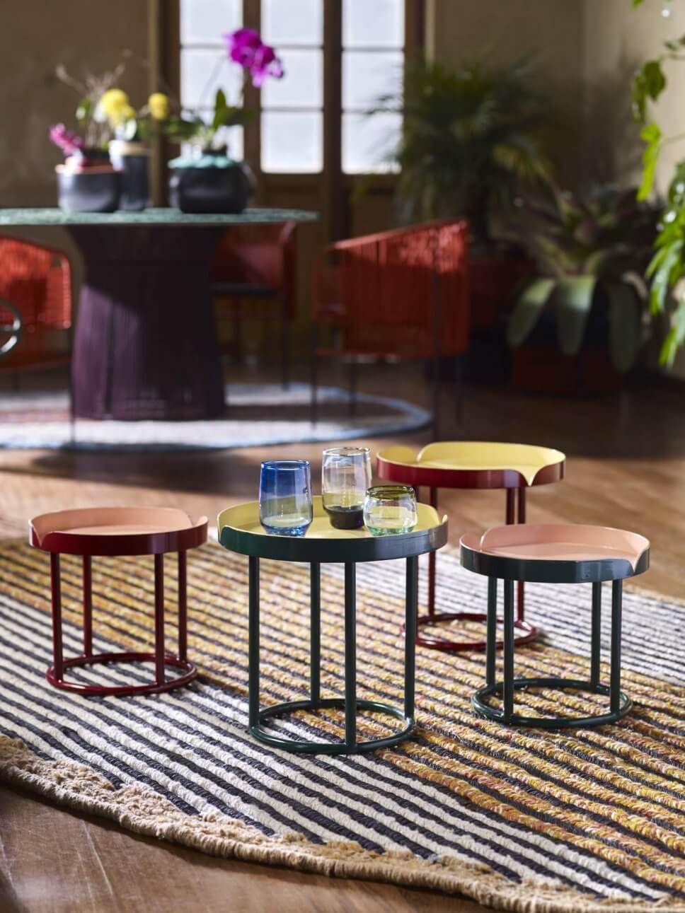 Reihe kleiner Beistelltische auf Teppich im Raum eines kolumbianischen Kolonialhauses