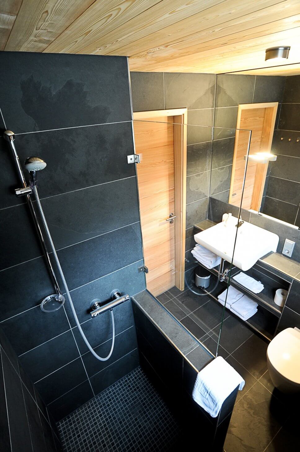 Modernes Duschbad in einem geräumigen Baumhaus