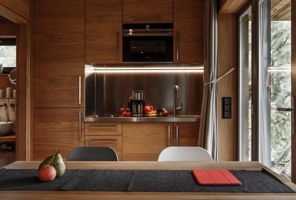 Einbauküche aus Holz in einem geräumigen Baumhaus