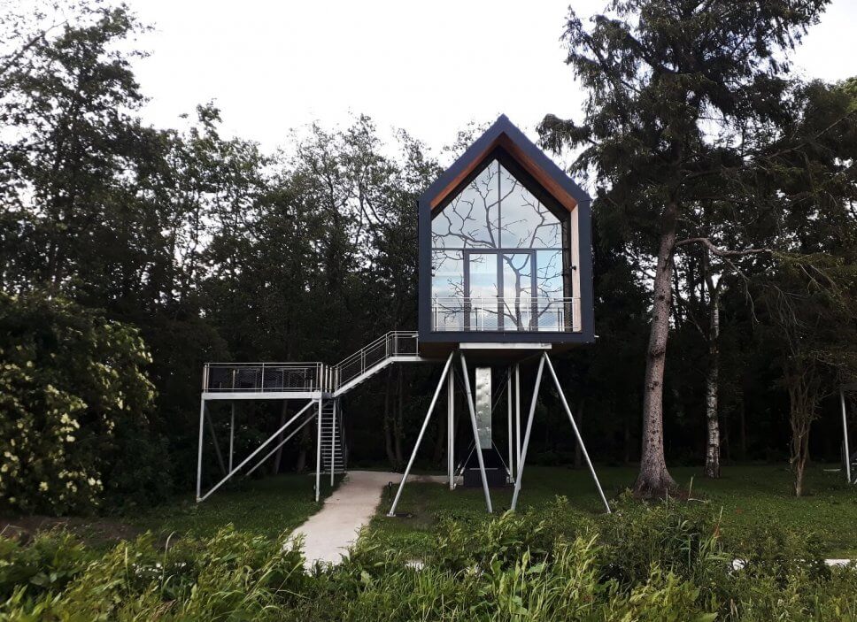 Großes Baumhaus zum Wohnen auf Stelzen im Wald