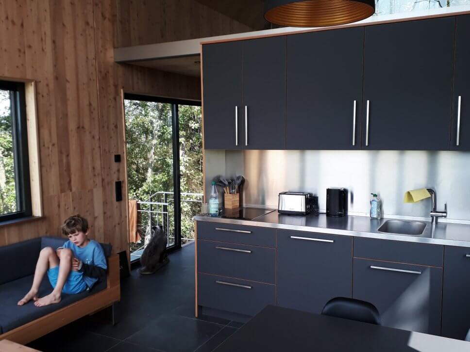 Moderne Einbauküche in einem geräumigen Baumhaus