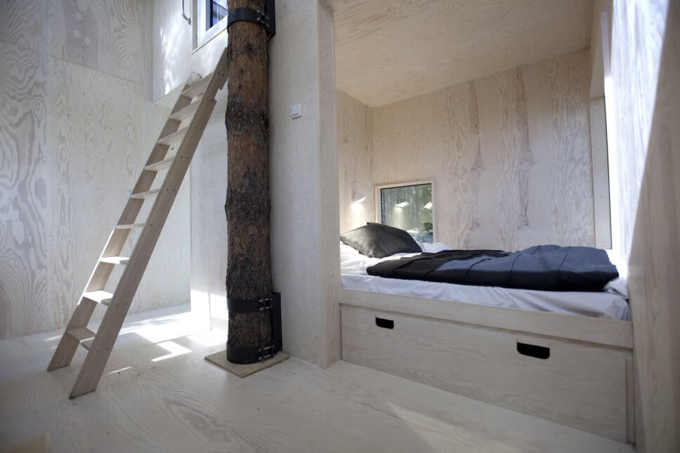 Schlafzimmer in einem geräumigen Baumhaus