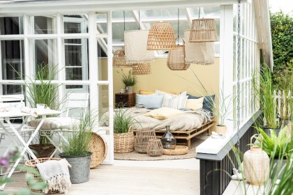 Gemütlich eingerichtetes Schlafzimmer in skandinavischem Ferienhaus