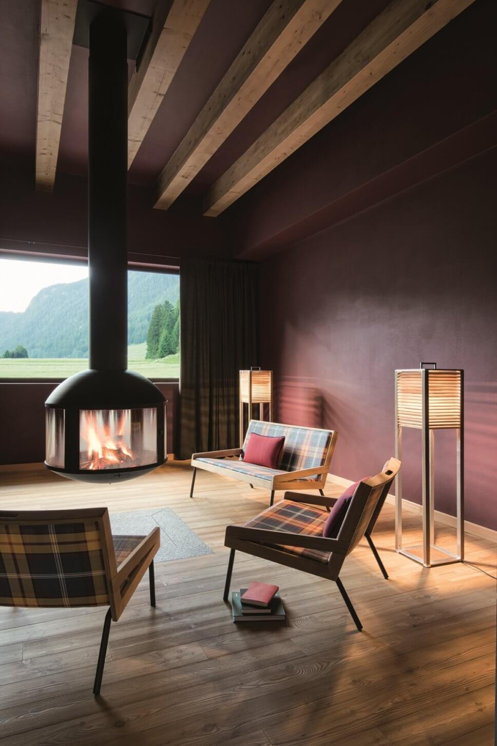 Mit Karostoff bezogenes Sofa und Sessel in modernem Wohnzimmer