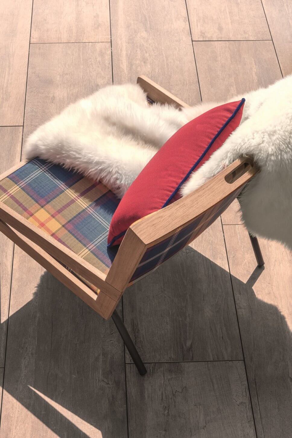 Mit Karostoff bezogener Sessel in modernem Wohnzimmer