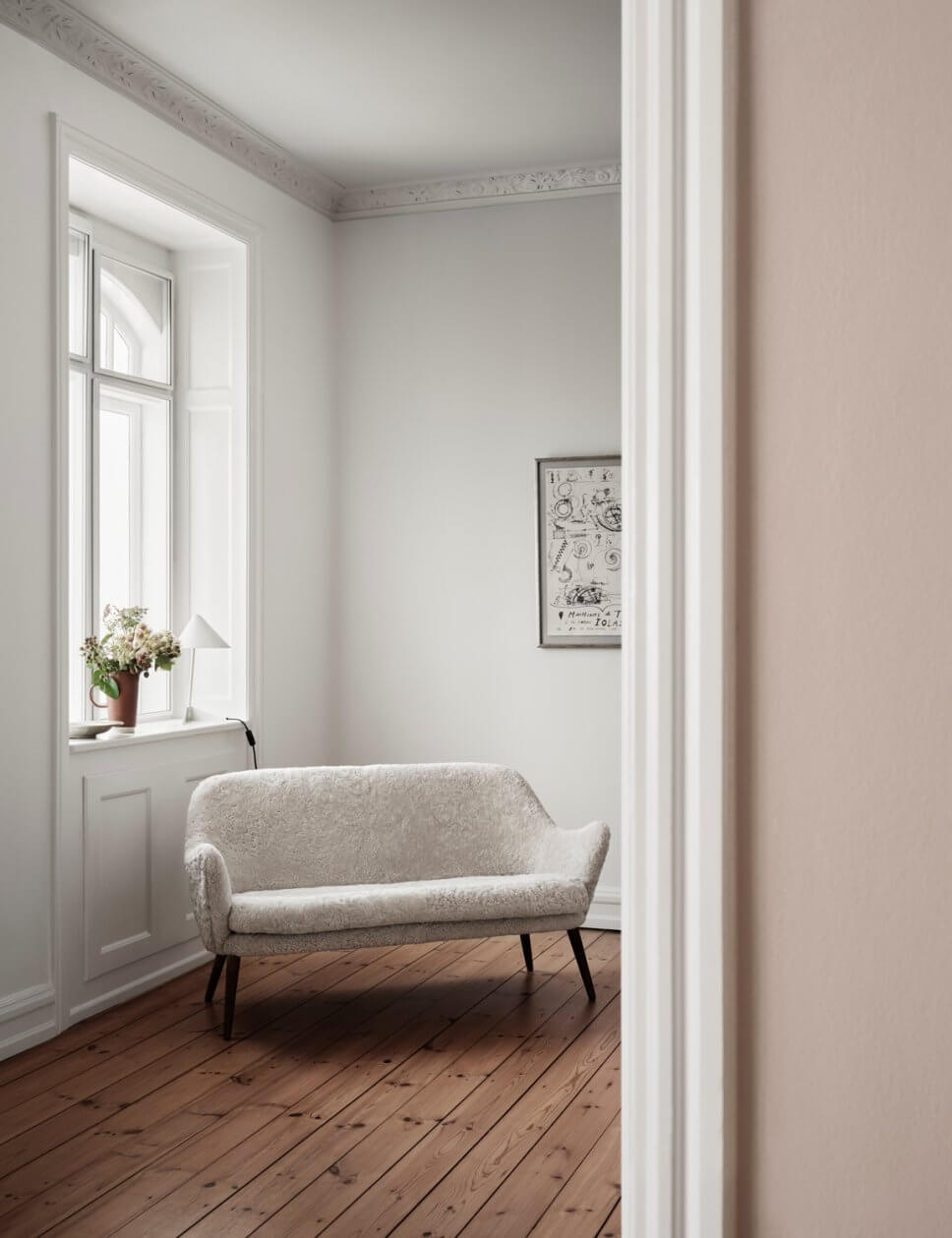 Modernes Wohnzimmer mit Schaffell bezogenem Sofa