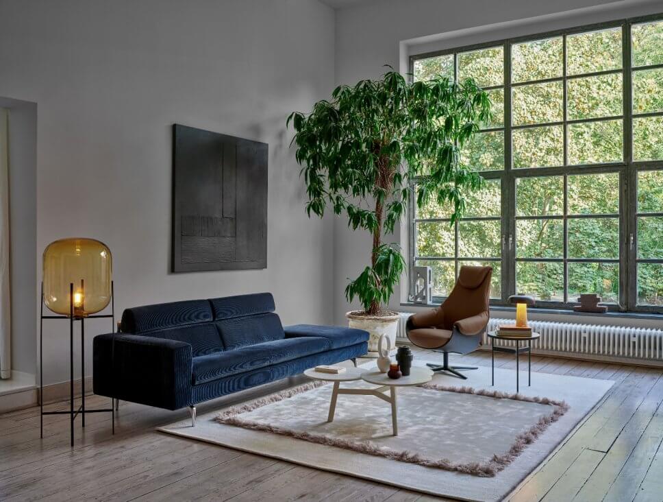 Cordsofa und Sessel in modernem Wohnzimmer