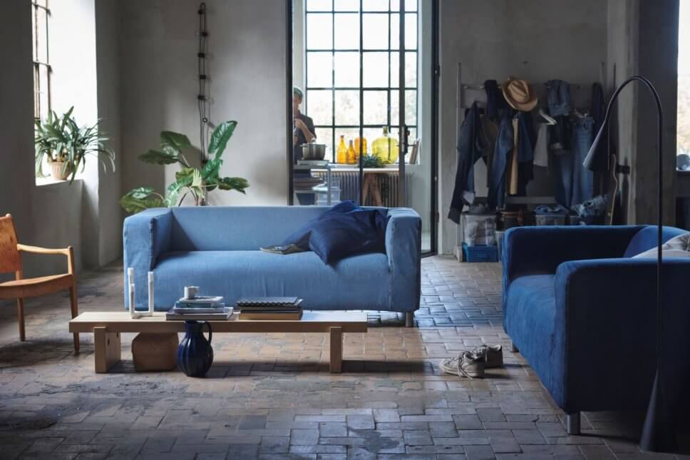 Mit Jeansstoff bezogenes Sofa in modernem Wohnzimmer