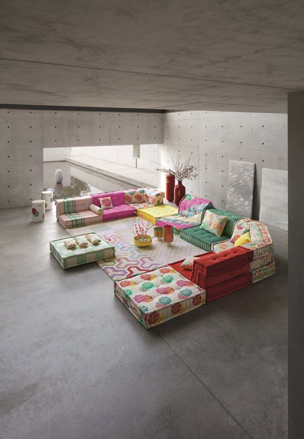 Sitzlandschaft mit verschiedenen Polstern aus unterschiedlich gemusterten Stoffen
