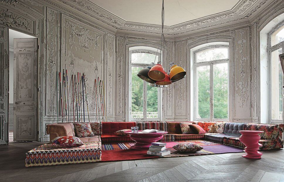 Sitzlandschaft mit verschiedenen Polstern aus unterschiedlich gemusterten Stoffen