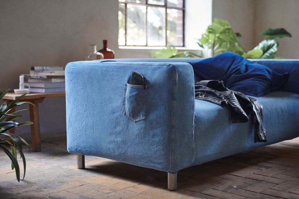 Mit Jeansstoff bezogenes Sofa in modernem Wohnzimmer